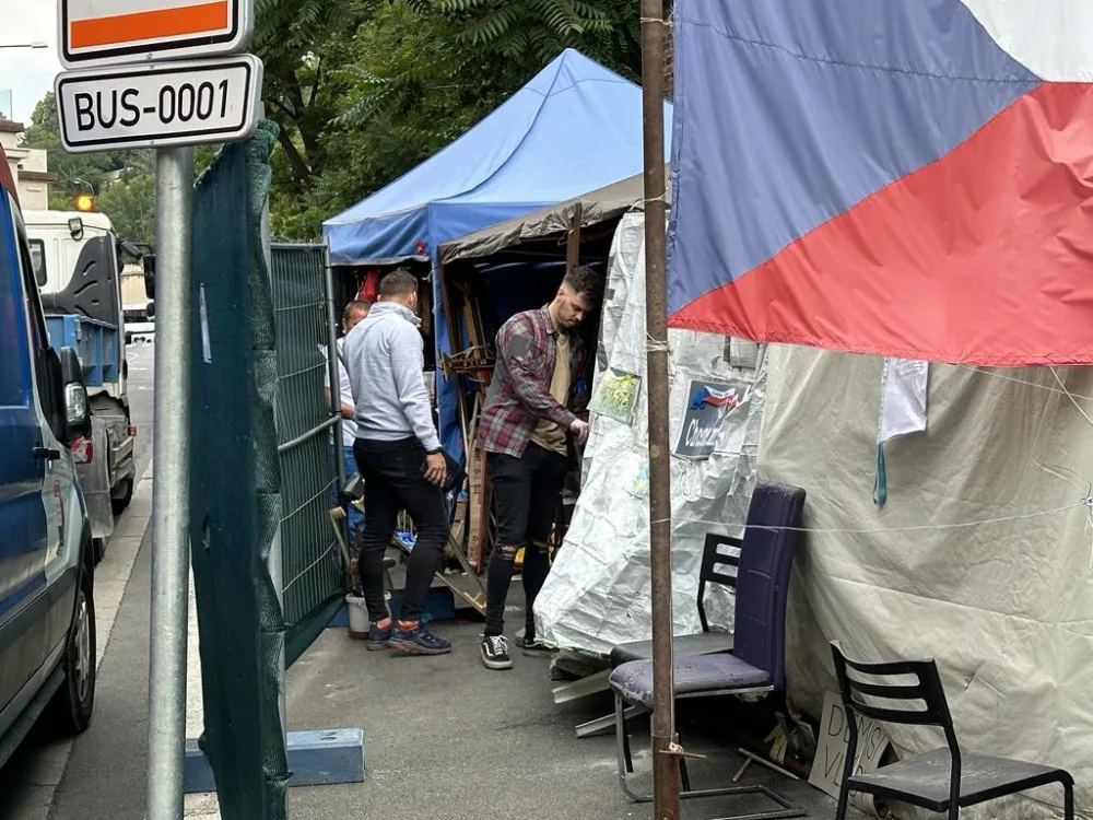 VIDEO: Těžkooděnci rozpustili stánek dezinformátorů před Úřadem vlády. Vyvedli Thora