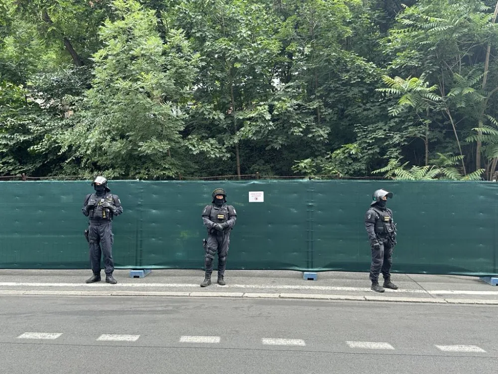 VIDEO: Těžkooděnci rozpustili stánek dezinformátorů před Úřadem vlády. Vyvedli Thora