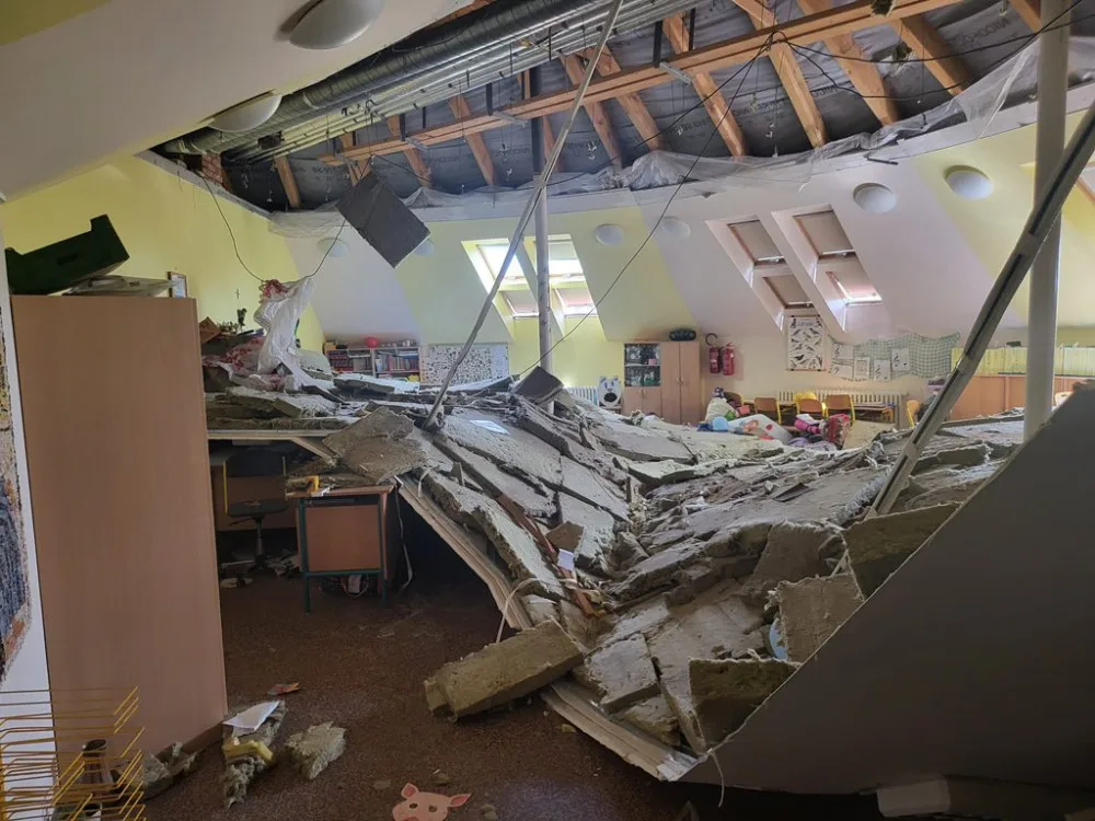 Ve pražské škole spadl strop, děti zachránila učitelka
