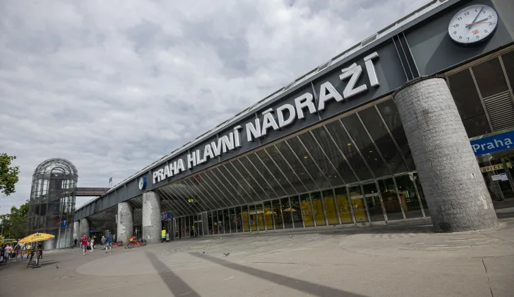Ve stanici metra Hlavní nádraží spadla omítka, jedno nástupiště zůstává