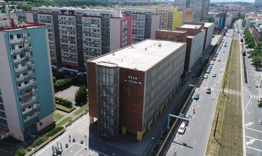Praha 10 definitivně upustila od rekonstrukce radnice, budovu prodá