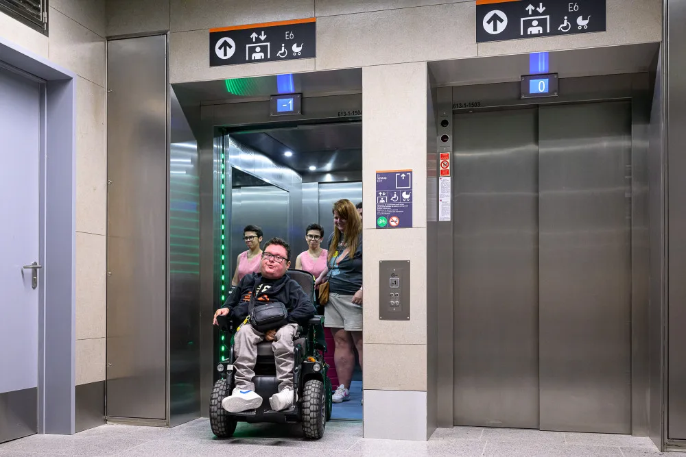 V metru Jiřího z Poděbrad spustili do provozu dva výtahy za půl miliardy