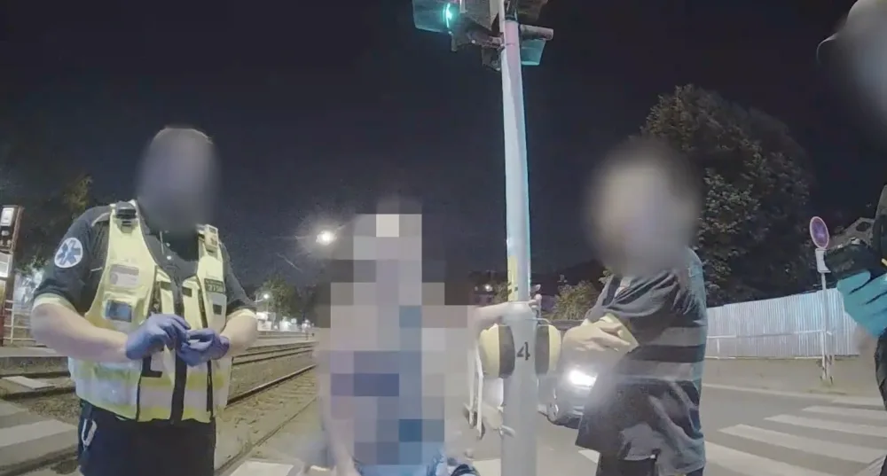 Senior odmítal opustit tramvaj po nehodě. Vystoupím jen nejbližšími dveřmi, jsem invalida, opakoval.