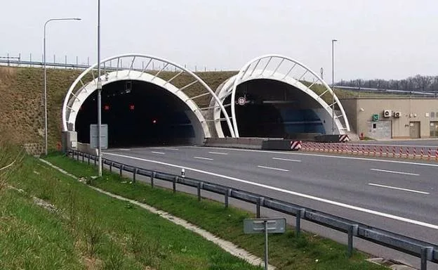 Silničáři vymění povrch na Pražském okruhu u Lochkovského tunelu.