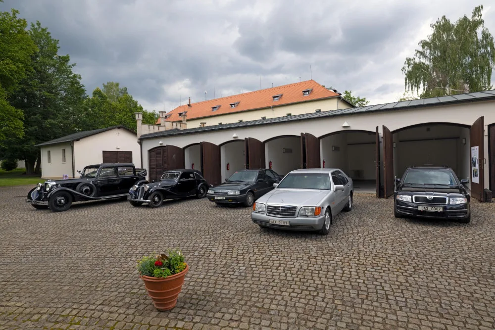 Všechny prezidentské vozy. Petr Pavel zahájil v Lánech unikátní výstavu.