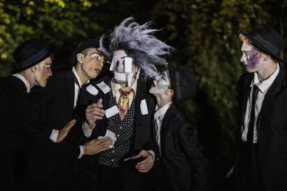 Zámeckou zahradu v Českém Krumlově a budovu bývalé pošty v Českých Budějovicích spojuje jedinečný festival