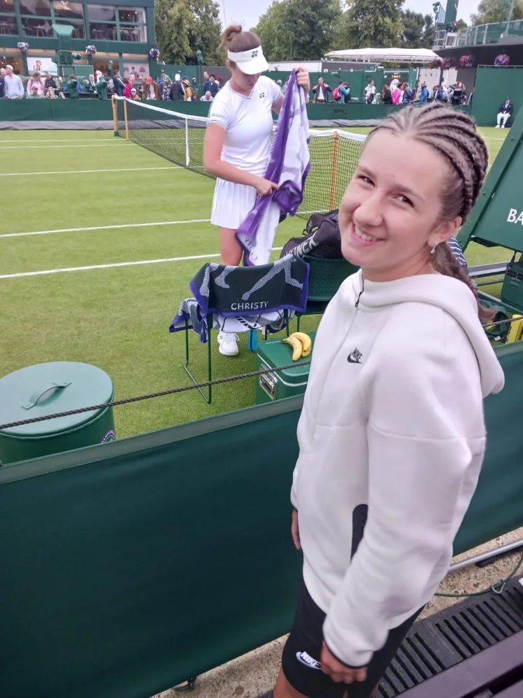 Malí vítězové Race to Wimbledon se podívali na slavný turnaj. Sledovali zápasy svých idolů