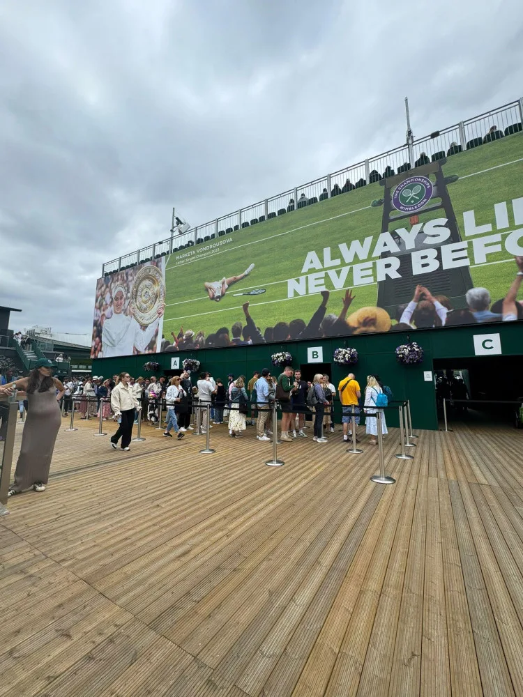 Malí vítězové Race to Wimbledon se podívali na slavný turnaj. Sledovali zápasy svých idolů