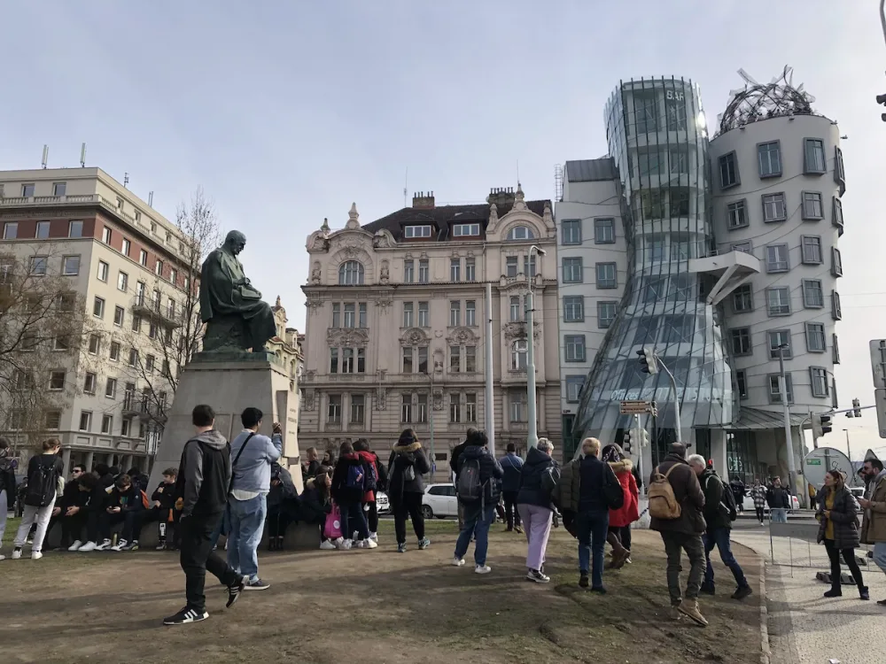 Praha nahradila zadupaný trávník u Tančícího domu novým za dvě stě tisíc. Vstupu brání ploty, turisté se tam ale vrátí