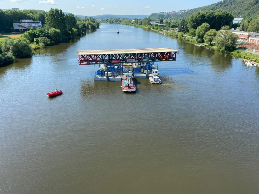 Na stavbě Dvoreckého mostu začíná příprava na betonování mostovky