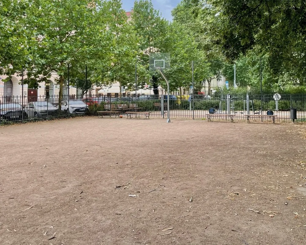 Hřiště je pro basketbal nevhodné.