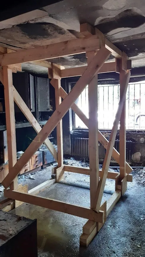 Pražští hasiči v sobotu zasahovali hned dvakrát ve Strašnicích. Stihli také zachránit srnku z výkopu