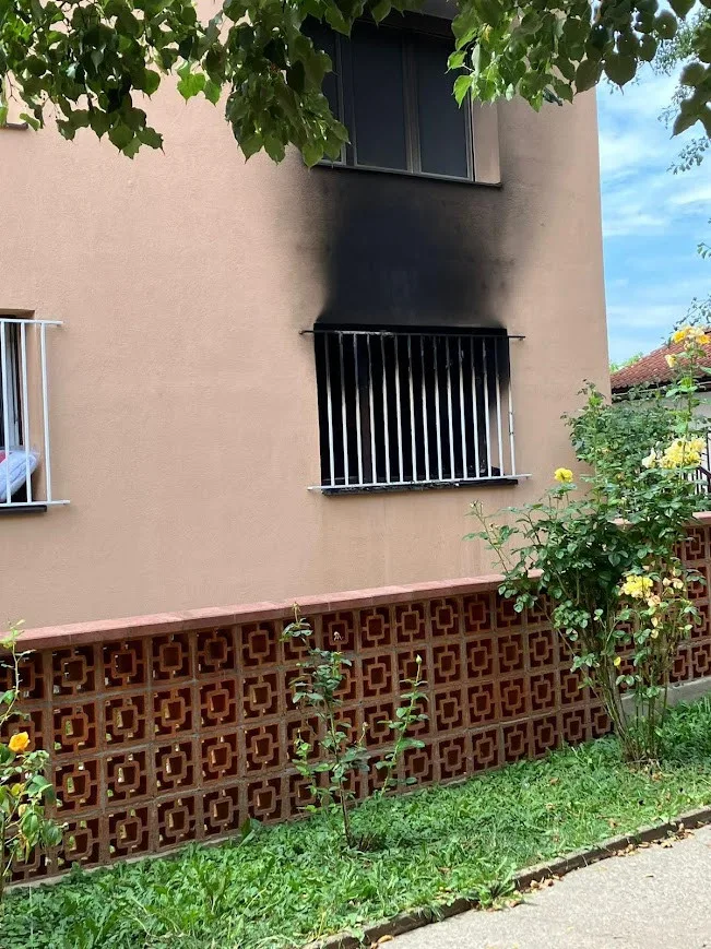 Pražští hasiči v sobotu zasahovali hned dvakrát ve Strašnicích. Stihli také zachránit srnku z výkopu