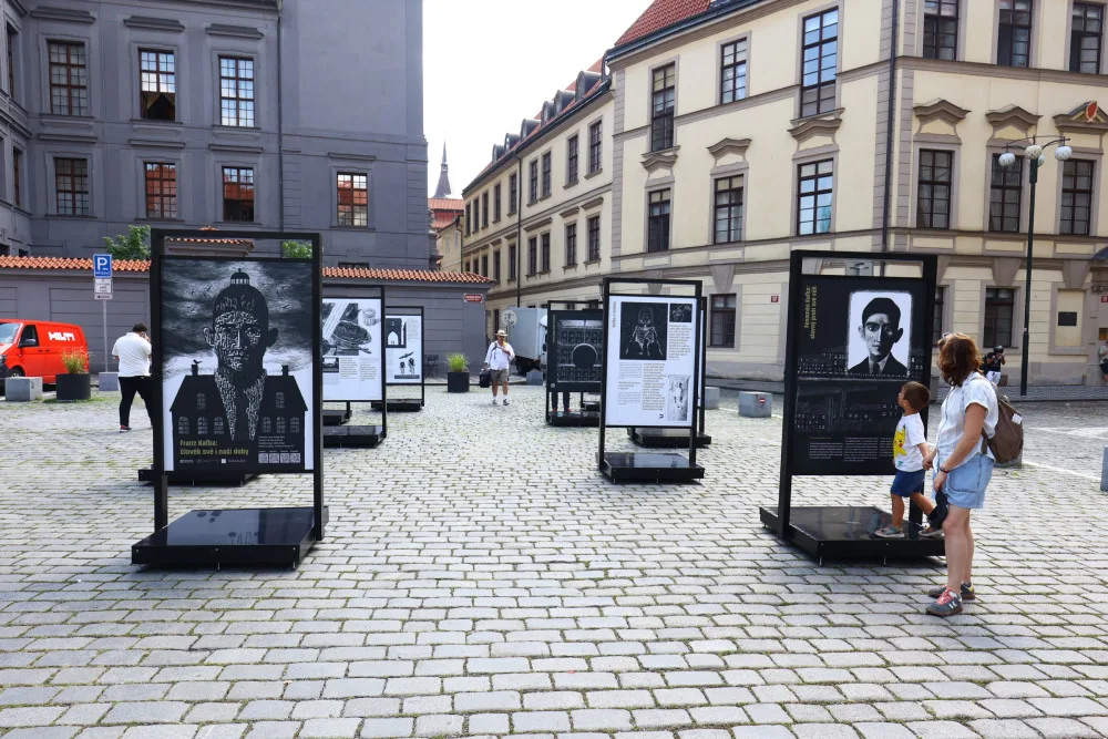 Venkovní výstava na Mariánském náměstí demytizuje život Franze Kafky