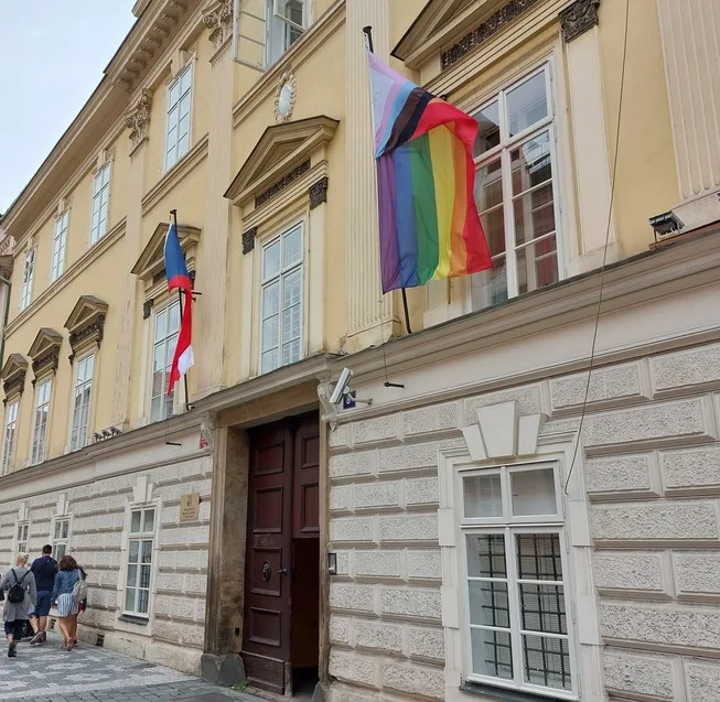 Vlajka na ministerstvu školství.