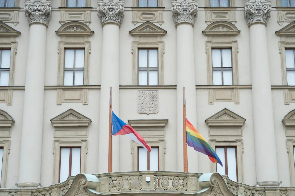 Vlajka na ministerstvu zahraničí.