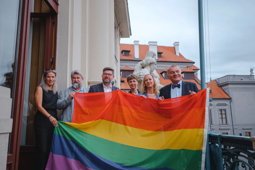 Magistrát vyvěsil duhovou vlajku, přidala se ministerstva a dopravní podnik. Duhově rozsvítí i Petřínskou rozhlednu