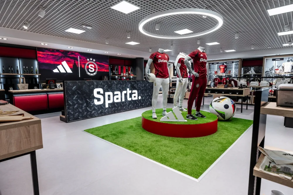 Pražské letiště má první sportovní fanshop, nakoupí tam příznivci fotbalové Sparty