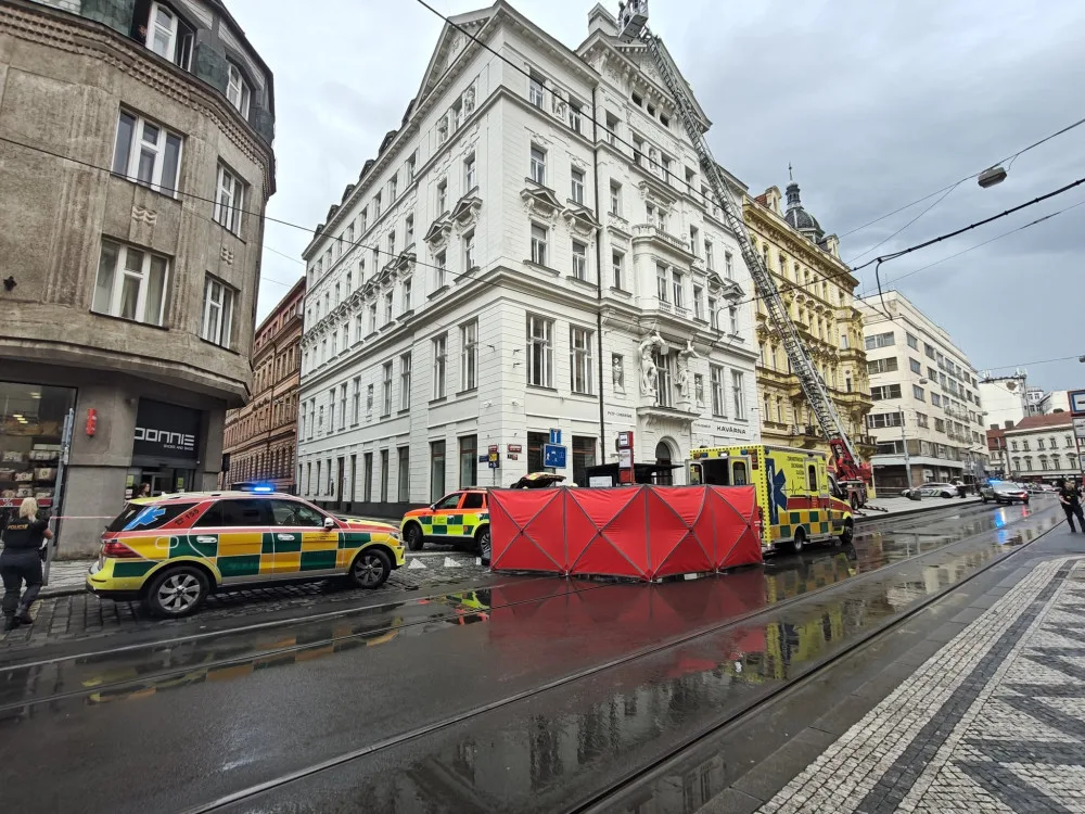 Na muže v centru Prahy spadl kus římsy, na místě zemřel