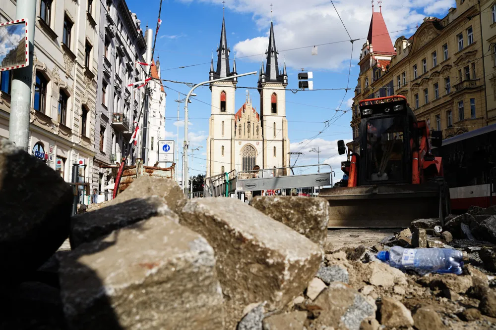 FOTOGALERIE: Praha rozkopaná. Podívejte se na zaprášené Holešovice a oplocenou Pankrác