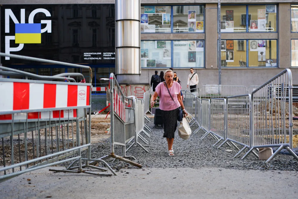 FOTOGALERIE: Praha rozkopaná. Podívejte se na zaprášené Holešovice a oplocenou Pankrác