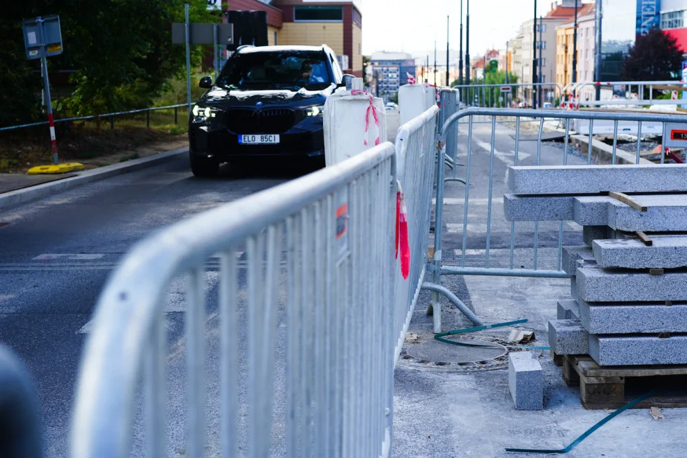 FOTOGALERIE: Praha rozkopaná. Podívejte se na zaprášené Holešovice a oplocenou Pankrác