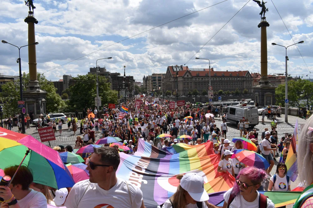 Praha dnes hraje duhovými barvami. Letošního průvodu Prague Pride se zúčastnily desítky tisíc lidí