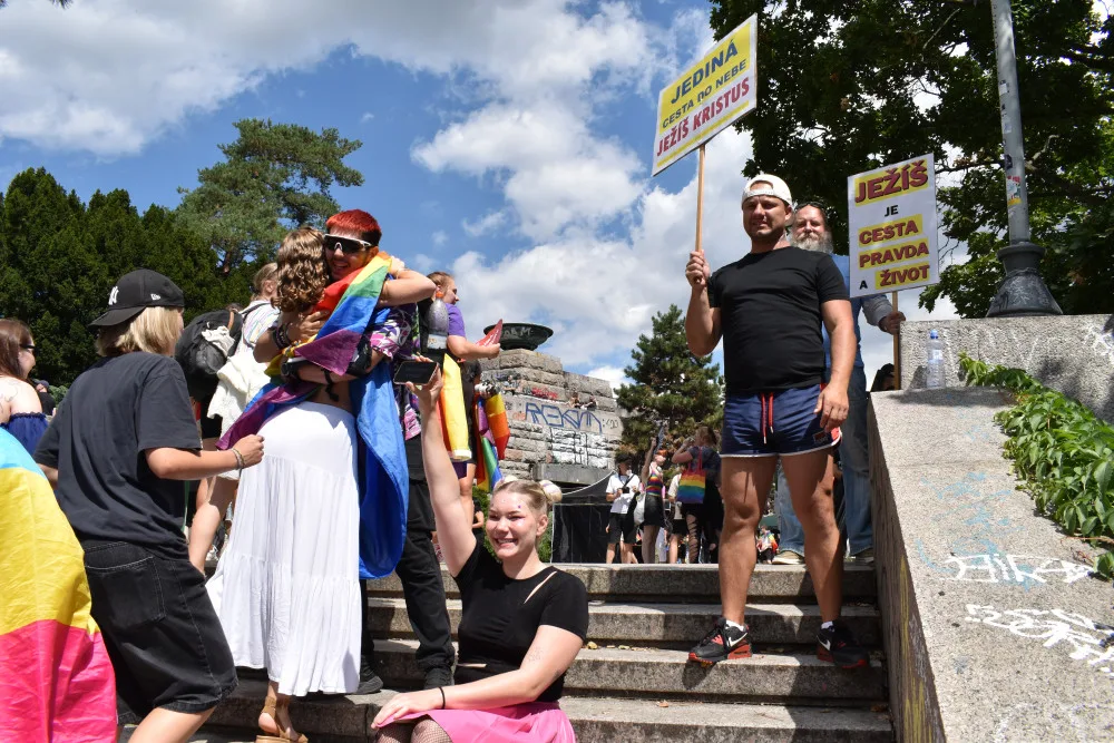Praha dnes hraje duhovými barvami. Letošního průvodu Prague Pride se zúčastnily desítky tisíc lidí