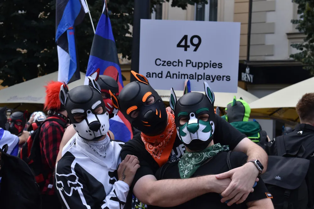 Praha dnes hraje duhovými barvami. Letošního průvodu Prague Pride se zúčastnily desítky tisíc lidí