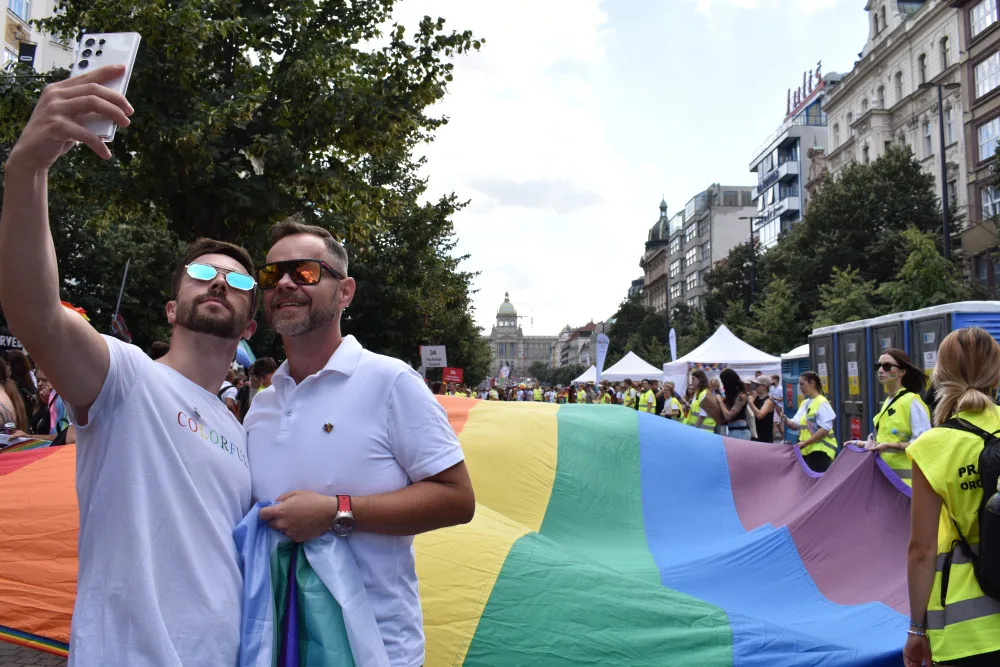 Praha dnes hraje duhovými barvami. Letošního průvodu Prague Pride se zúčastnily desítky tisíc lidí