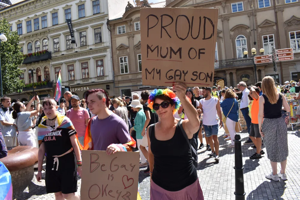 Praha dnes hraje duhovými barvami. Letošního průvodu Prague Pride se zúčastnily desítky tisíc lidí