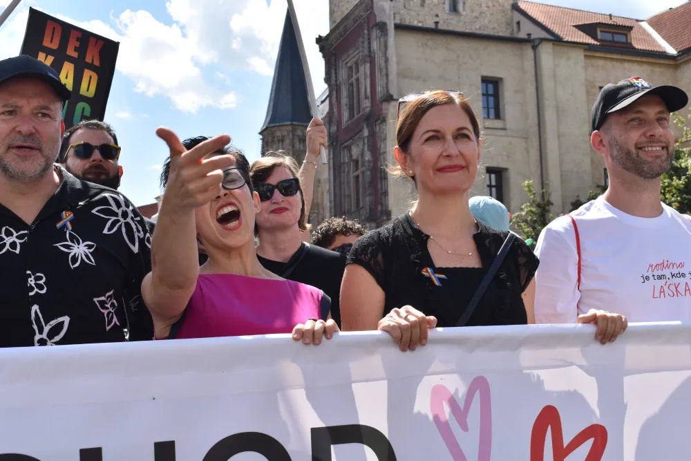 Praha dnes hraje duhovými barvami. Letošního průvodu Prague Pride se zúčastnily desítky tisíc lidí