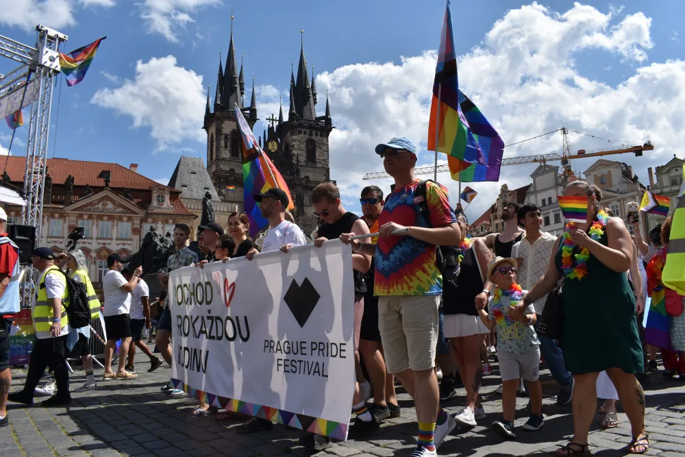 Praha dnes hraje duhovými barvami. Letošního průvodu Prague Pride se zúčastnily desítky tisíc lidí