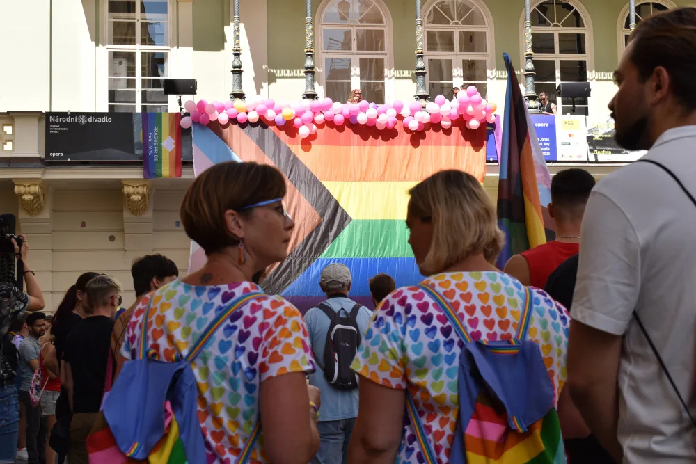 Praha dnes hraje duhovými barvami. Letošního průvodu Prague Pride se zúčastnily desítky tisíc lidí