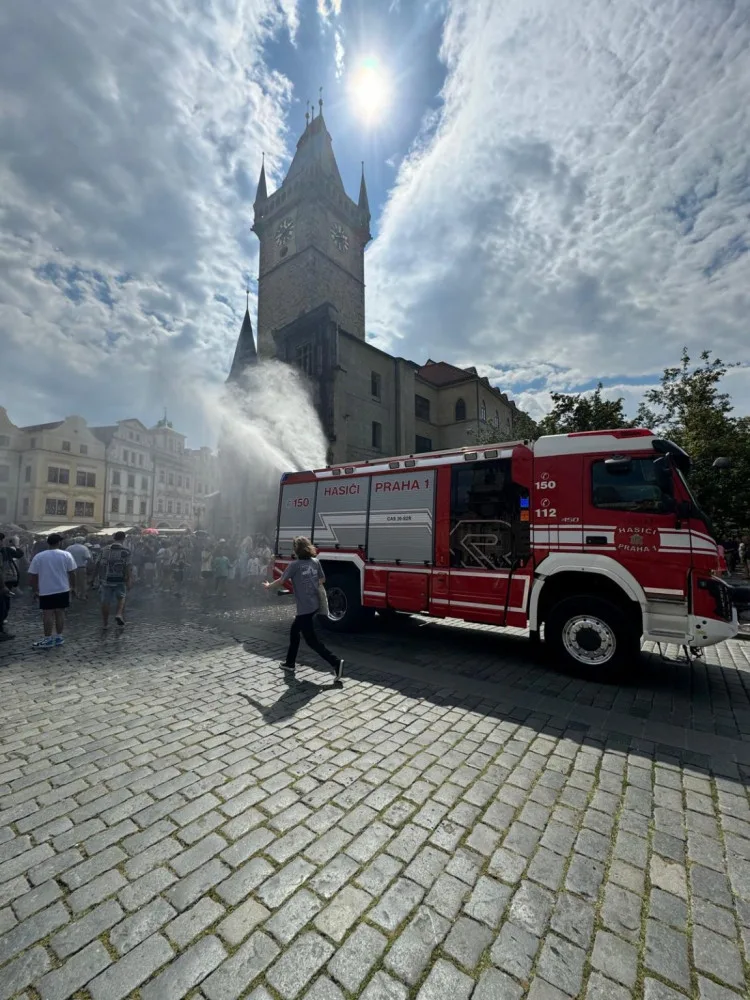 Dobrovolní hasiči začali v centru Prahy ochlazovat ulice kropením