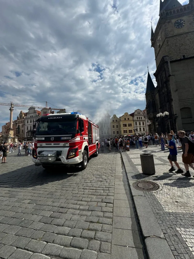 Dobrovolní hasiči začali v centru Prahy ochlazovat ulice kropením