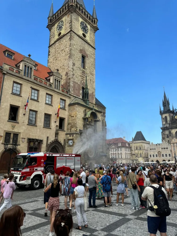 Dobrovolní hasiči začali v centru Prahy ochlazovat ulice kropením
