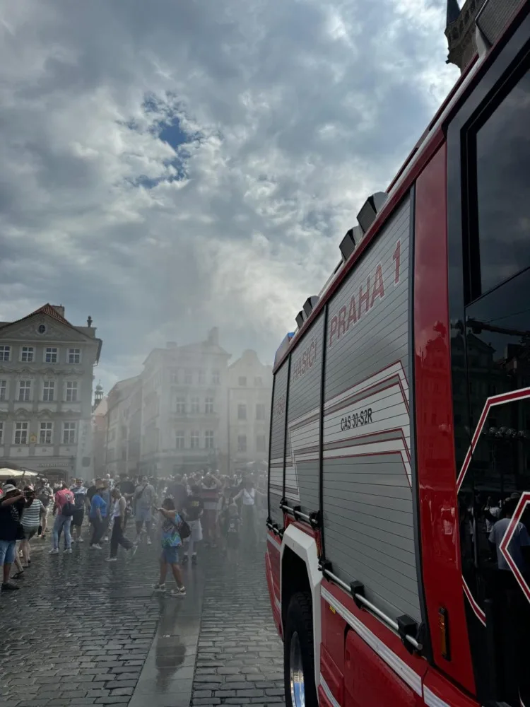 Dobrovolní hasiči začali v centru Prahy ochlazovat ulice kropením