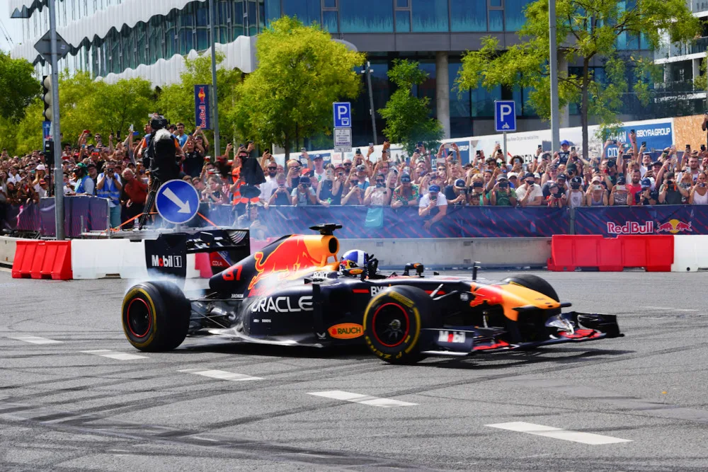 Karlínem projela legendární formule 1 s Davidem Coulthardem