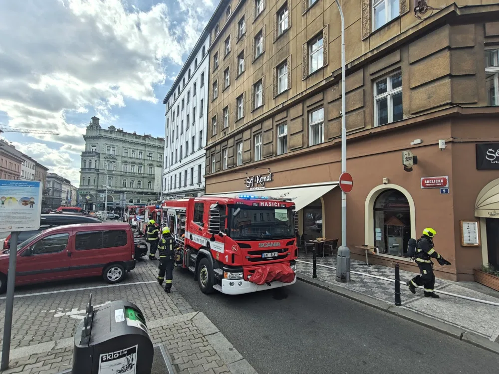 Pražští hasiči zasahovali u požáru restaurace v Anglické ulici