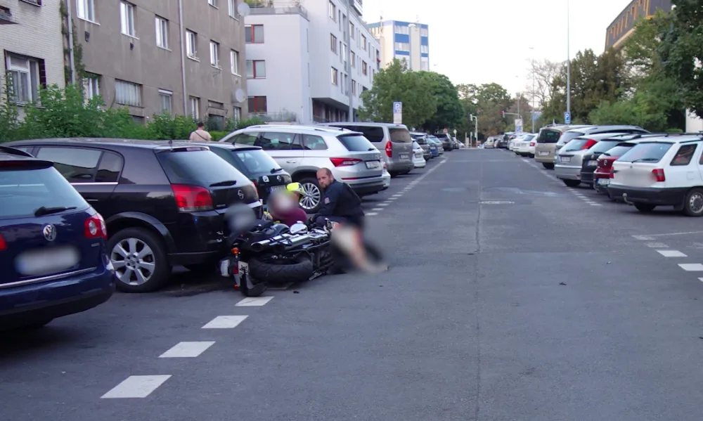 Motorkář srazil na silnici nezletilou dívku, oba se zranili. Policie hledá svědky nehody