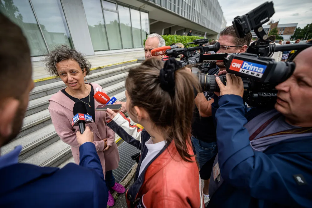 Desítky lidí protestovaly před budovou České televize kvůli ukončení pořadu 168 hodin