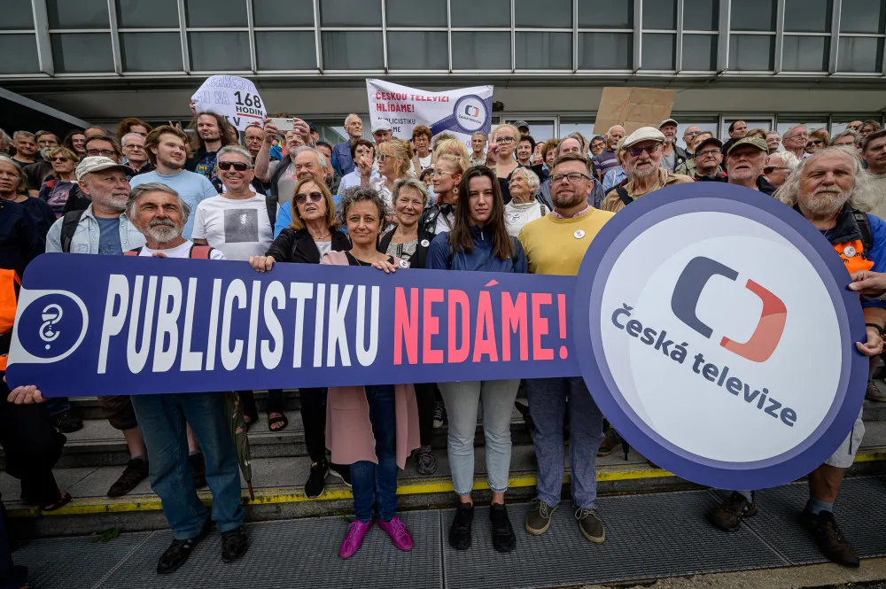 Desítky lidí protestovaly před budovou České televize kvůli ukončení pořadu 168 hodin