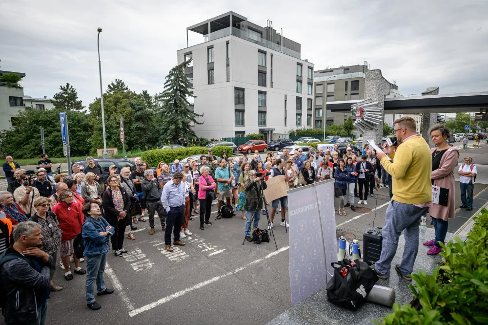 Desítky lidí protestovaly před budovou České televize kvůli ukončení pořadu 168 hodin