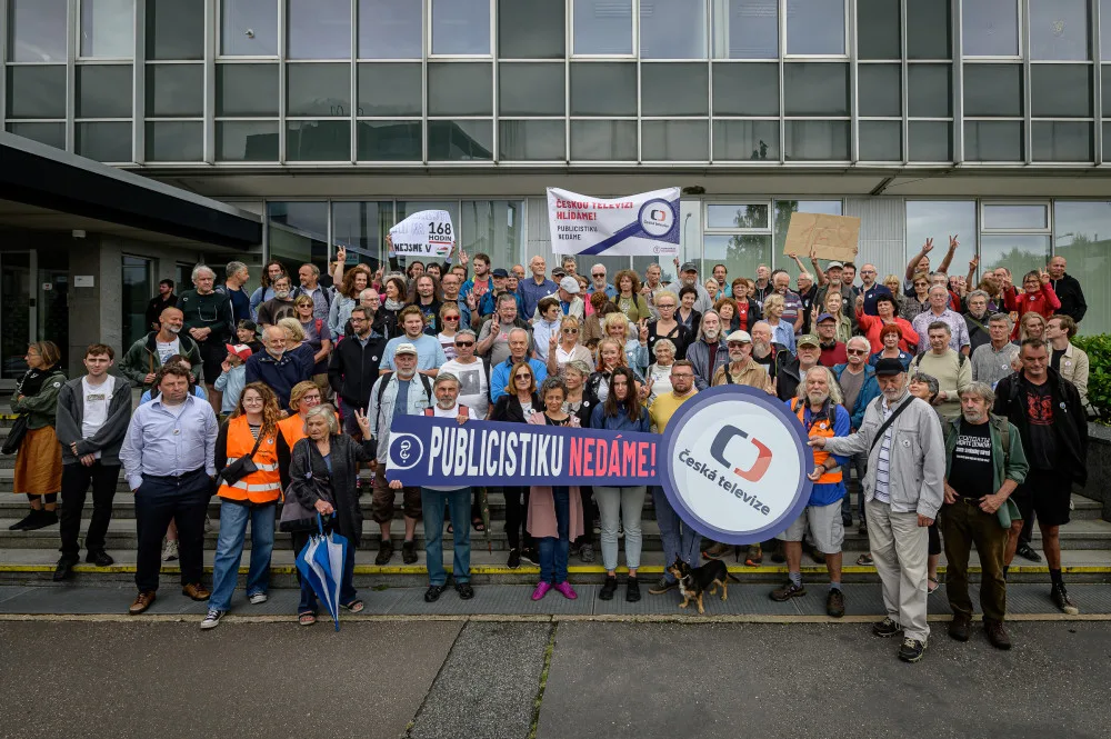 Desítky lidí protestovaly před budovou České televize kvůli ukončení pořadu 168 hodin