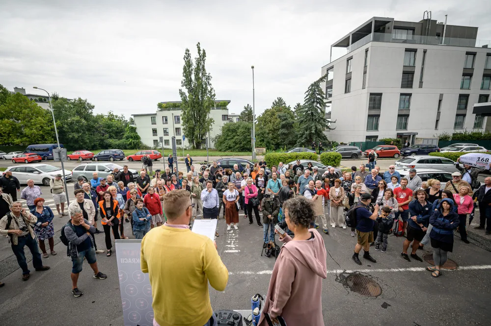 Desítky lidí protestovaly před budovou České televize kvůli ukončení pořadu 168 hodin