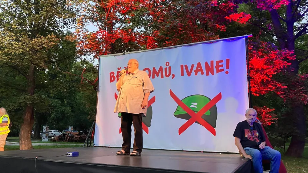 Lidé se sešli před ruskou ambasádou podpořit Ukrajinu a připomenout okupaci v roce 68