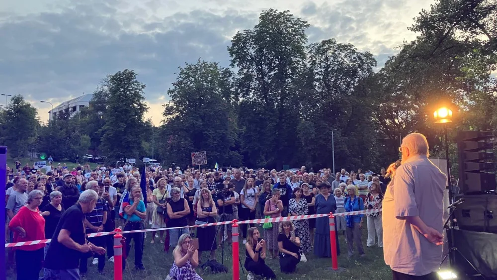 Lidé se sešli před ruskou ambasádou podpořit Ukrajinu a připomenout okupaci v roce 68