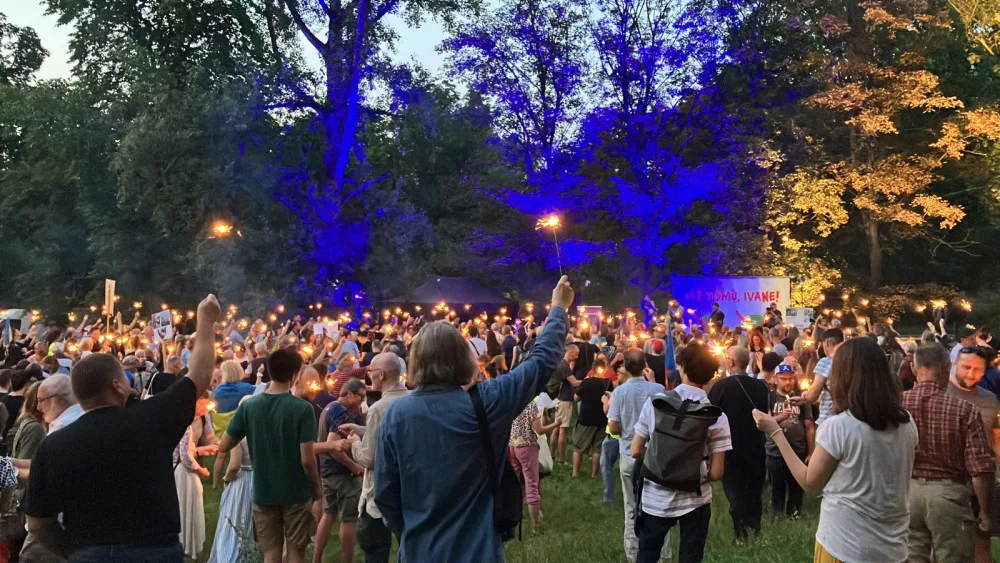 Lidé se sešli před ruskou ambasádou podpořit Ukrajinu a připomenout okupaci v roce 68