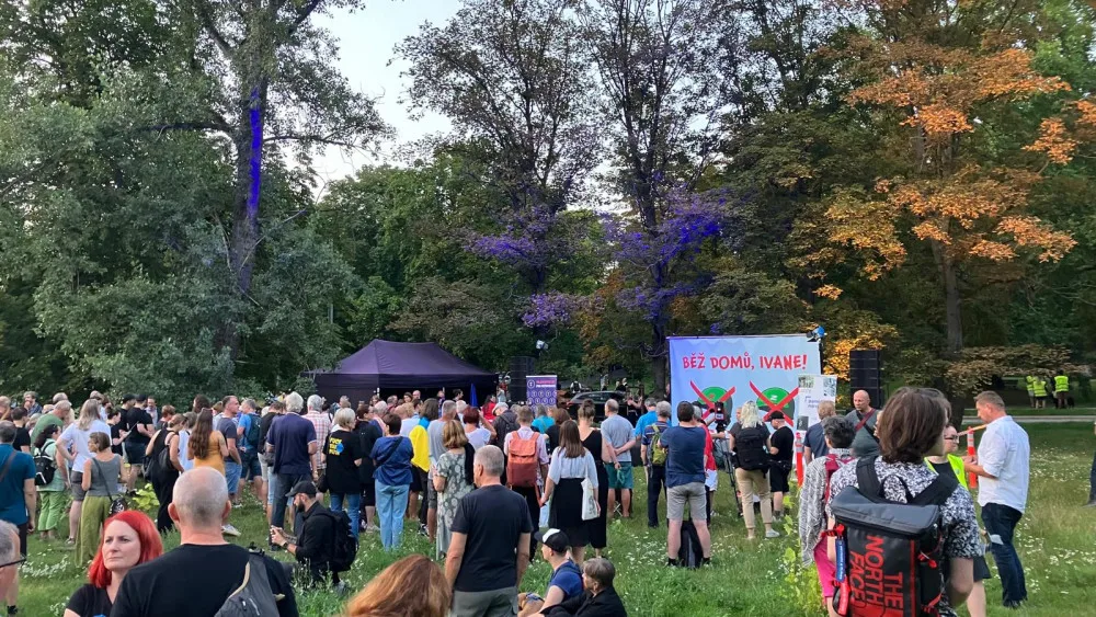 Lidé se sešli před ruskou ambasádou podpořit Ukrajinu a připomenout okupaci v roce 68